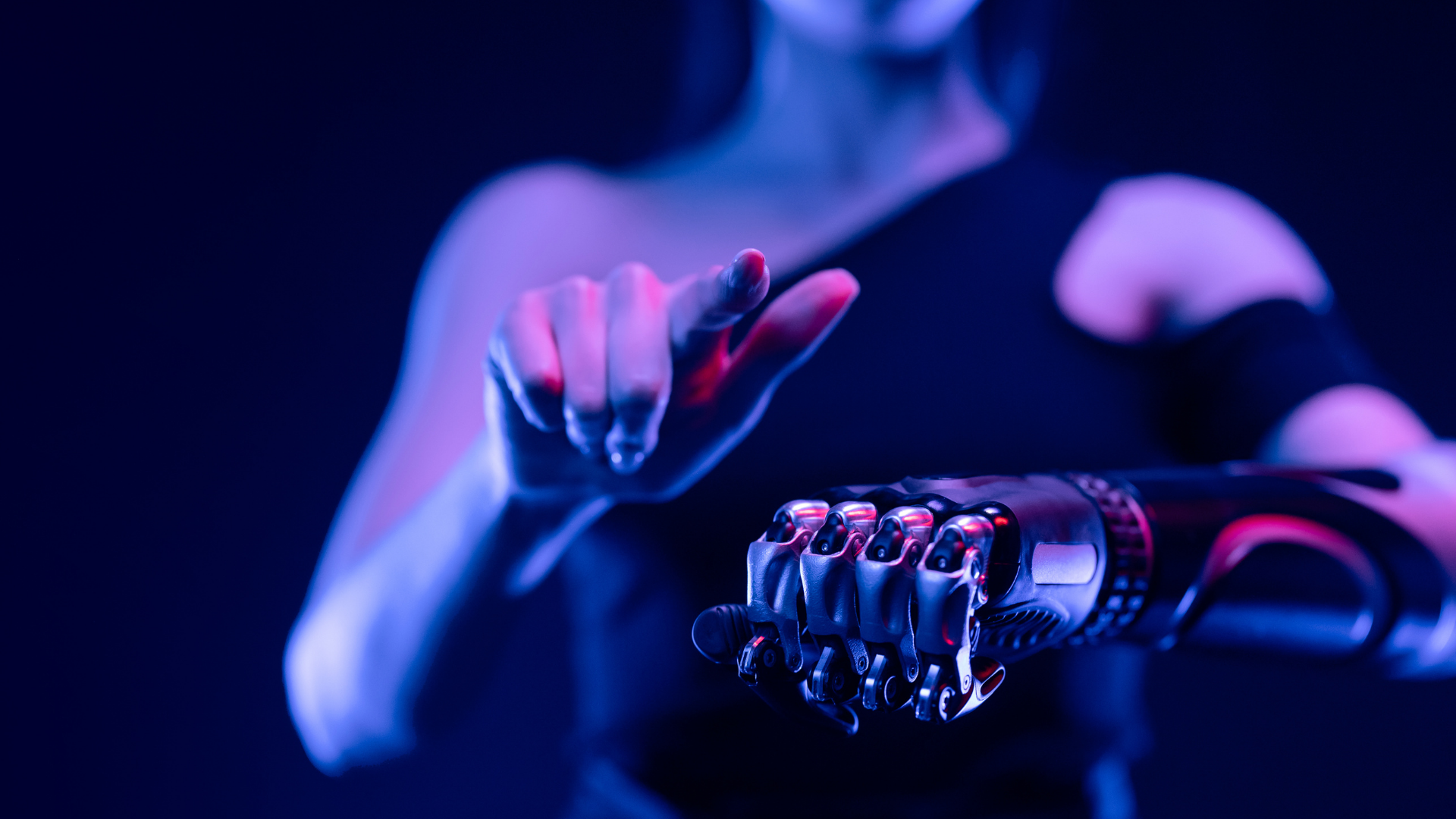Mão humana e mão robótica em luz neon